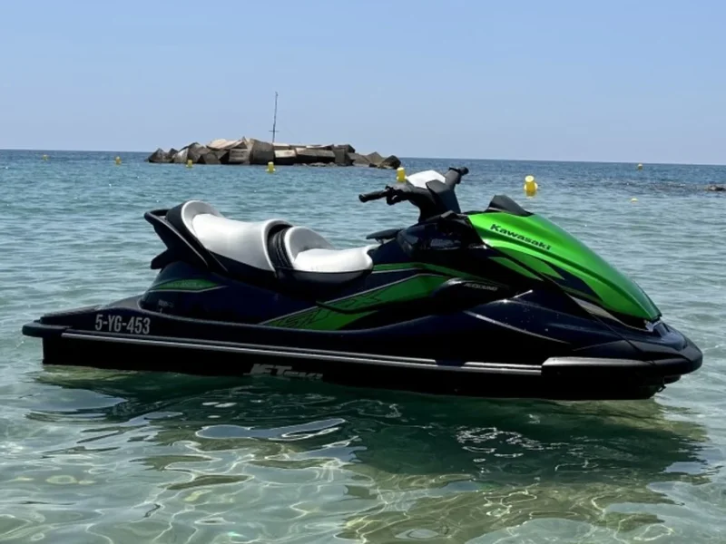 Jetski pronto a sair nas águas cristalinas de Vilankulo